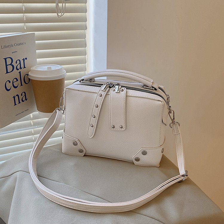 Classic Shoulder Bag – Practical, Stylish & Everyday Essential