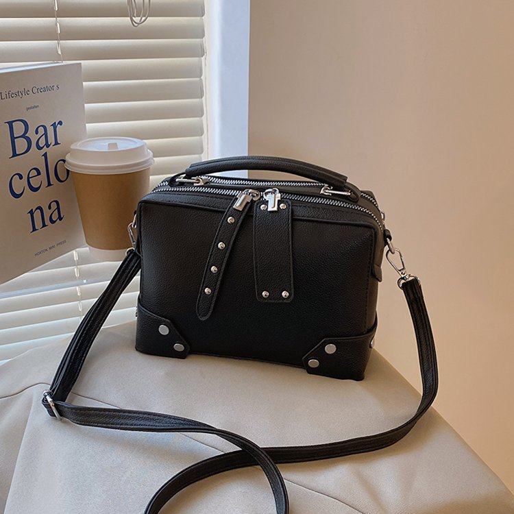 Classic Shoulder Bag – Practical, Stylish & Everyday Essential