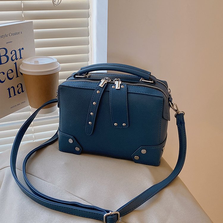 Classic Shoulder Bag – Practical, Stylish & Everyday Essential