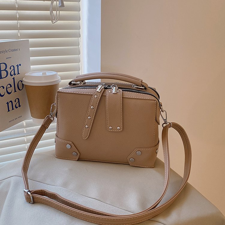 Classic Shoulder Bag – Practical, Stylish & Everyday Essential