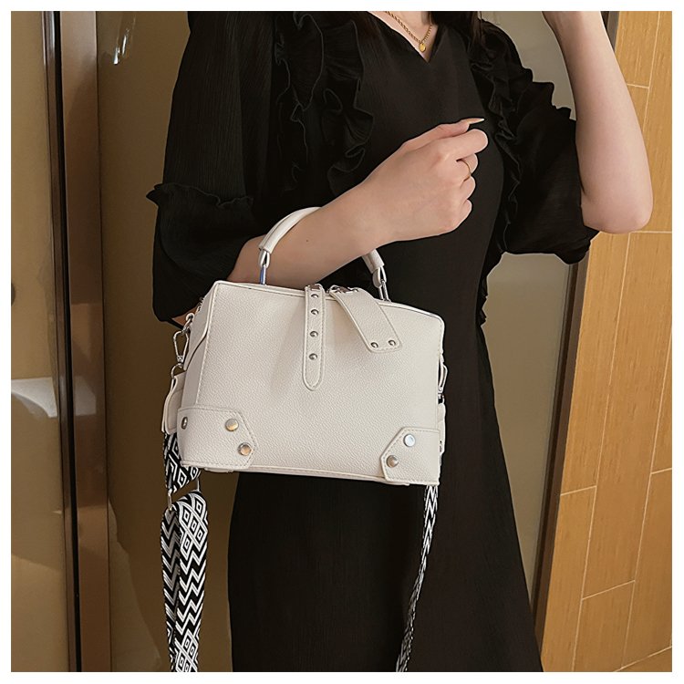 Classic Shoulder Bag – Practical, Stylish & Everyday Essential