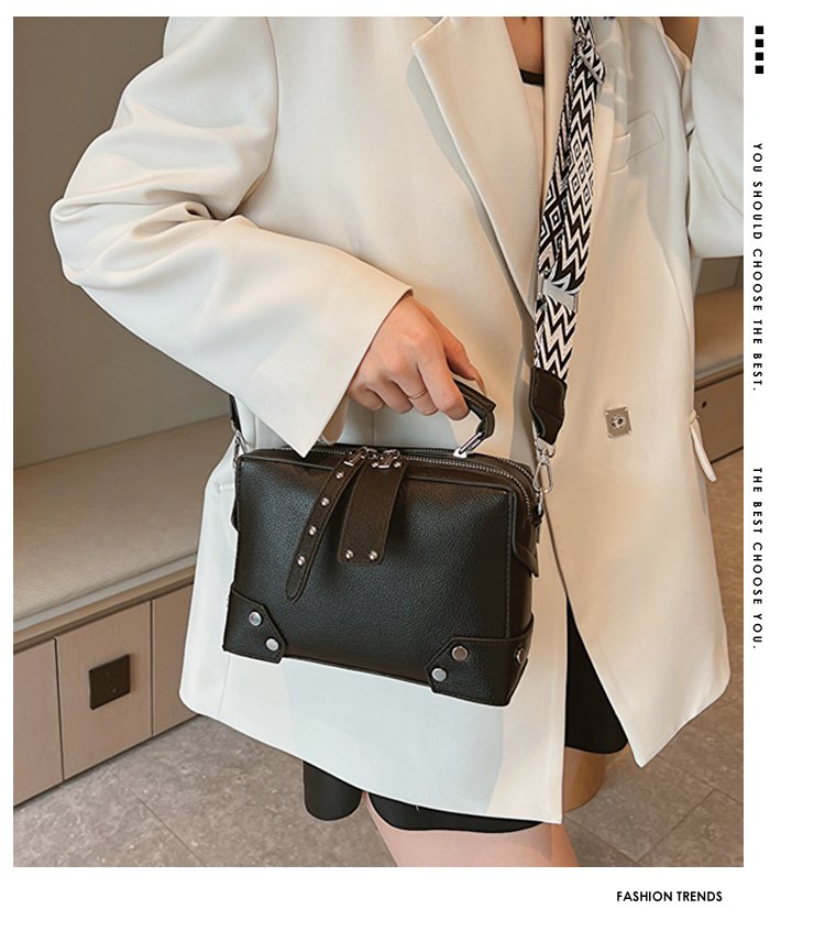 Classic Shoulder Bag – Practical, Stylish & Everyday Essential