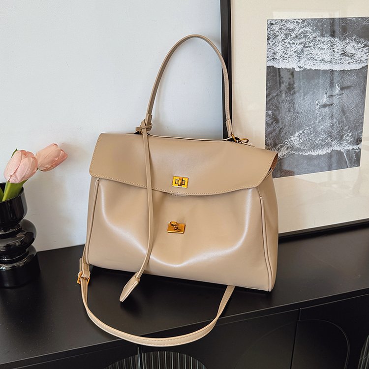 Classic Shoulder Bag – Practical, Stylish & Everyday Essential