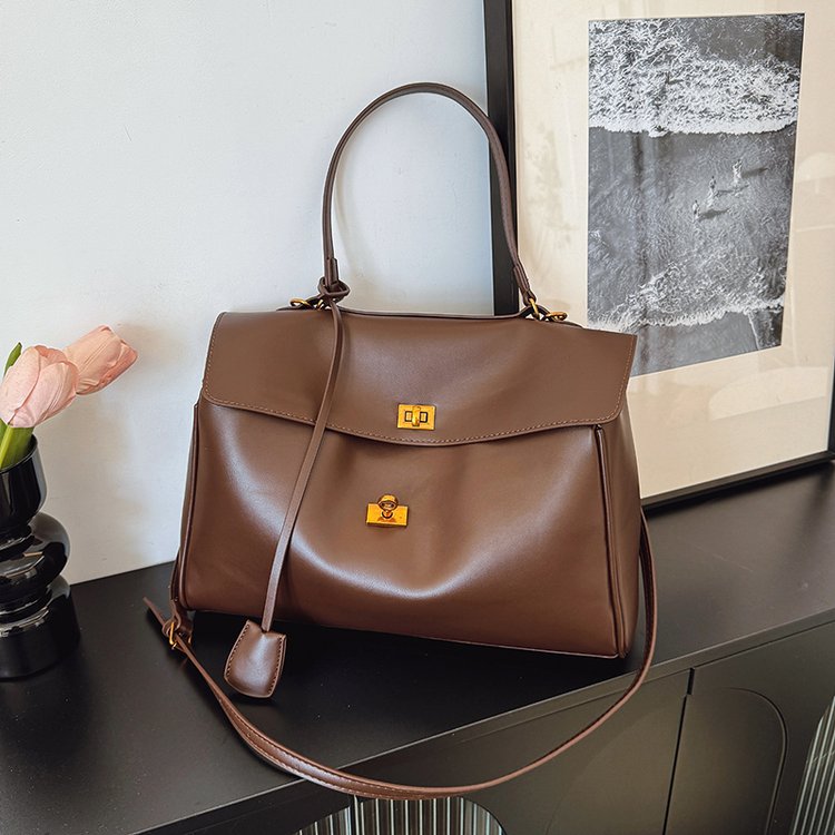 Classic Shoulder Bag – Practical, Stylish & Everyday Essential