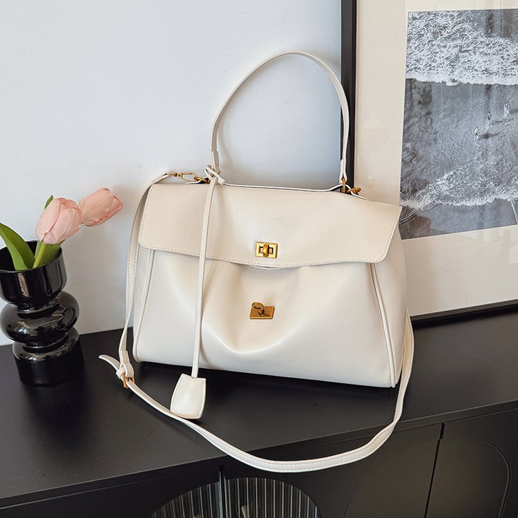 Classic Shoulder Bag – Practical, Stylish & Everyday Essential