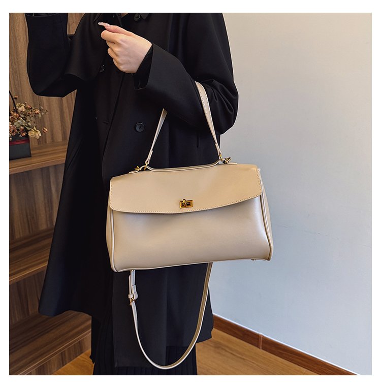 Classic Shoulder Bag – Practical, Stylish & Everyday Essential
