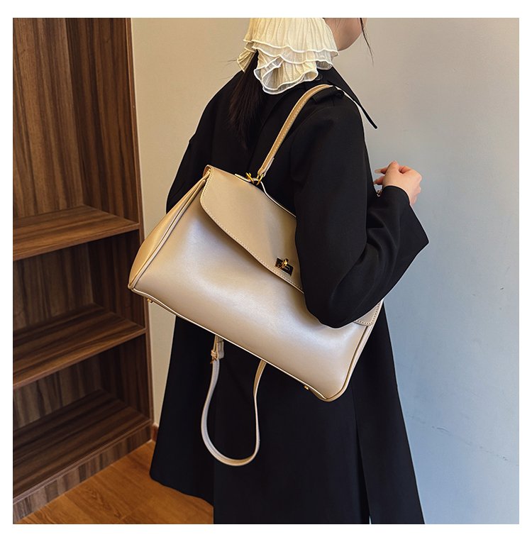 Classic Shoulder Bag – Practical, Stylish & Everyday Essential