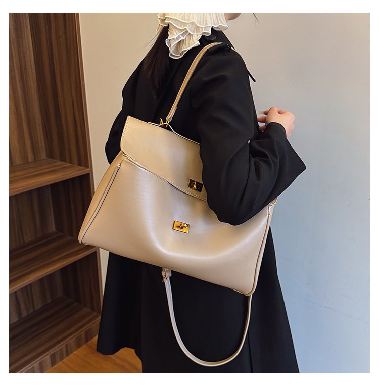 Classic Shoulder Bag – Practical, Stylish & Everyday Essential