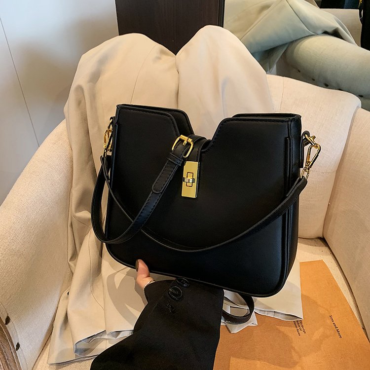 Classic Shoulder Bag – Practical, Stylish & Everyday Essential