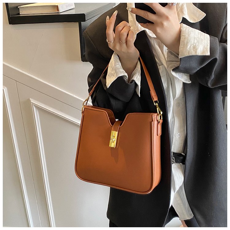 Classic Shoulder Bag – Practical, Stylish & Everyday Essential