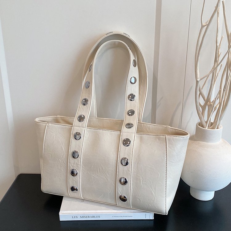 Classic Shoulder Bag – Practical, Stylish & Everyday Essential