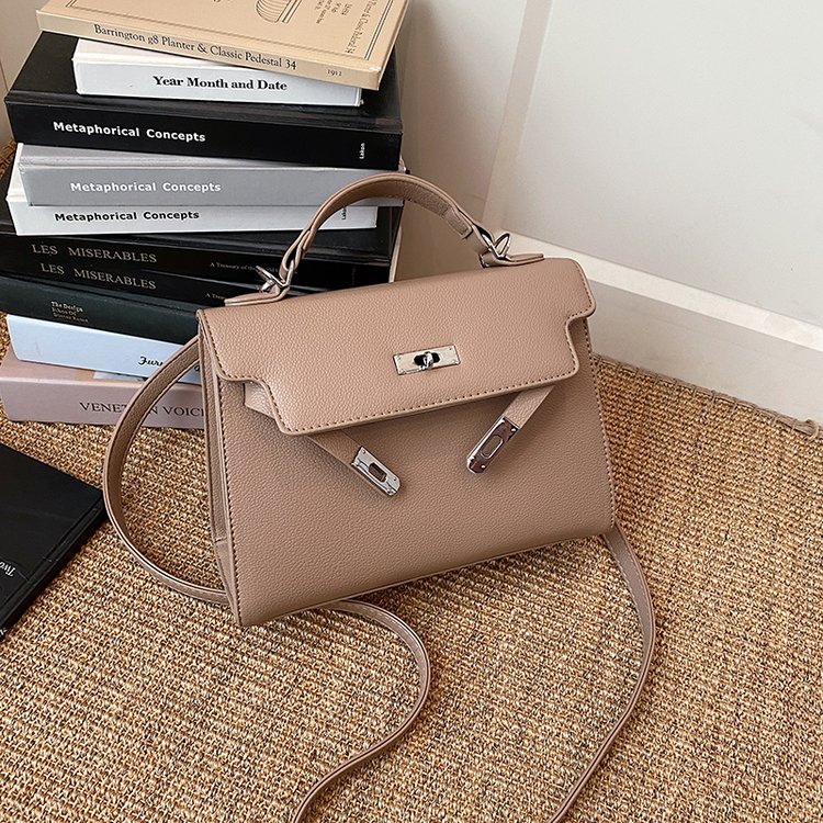 Classic Shoulder Bag – Practical, Stylish & Everyday Essential