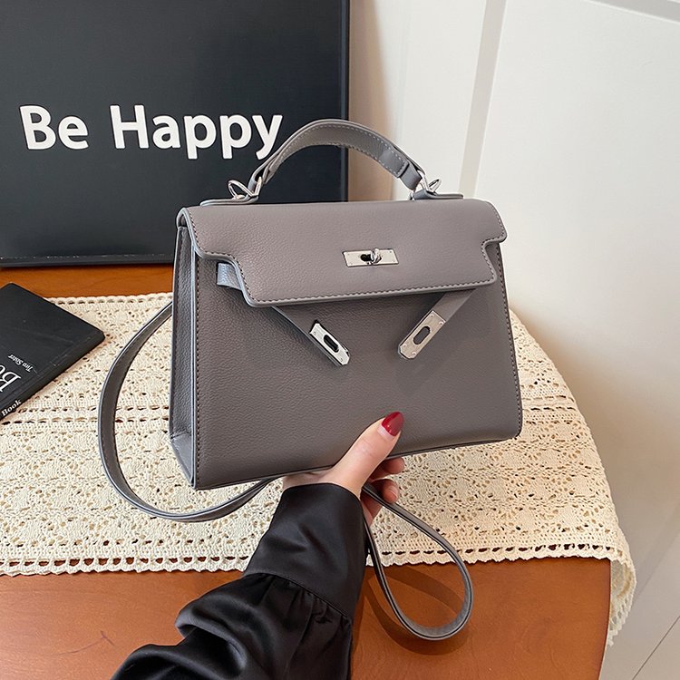 Classic Shoulder Bag – Practical, Stylish & Everyday Essential