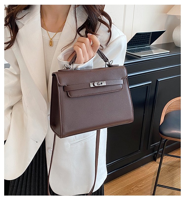 Classic Shoulder Bag – Practical, Stylish & Everyday Essential